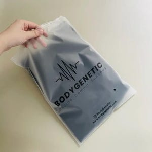 ロゴ入りカスタムフロストジッパーバッグ、下着、おもちゃ、ロゴプリント入り化粧品パッケージ用の衣類バッグ、カスタムパッケージバッグ、ジッパーバッグ