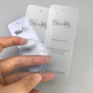 étiquettes volantes en PVC personnalisées, étiquettes volantes givrées personnalisées, étiquettes volantes en pvc de haute qualité pour vêtements avec logo personnalisé