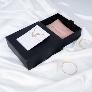 50stk kundenspezifische Schmuckbeutel personalisierte deboss Logo schick kleine jewerly Verpackung Beutel lila Mikrofaser Wildleder Umschlag Taschen Versandkostenfrei