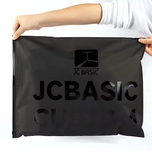 カスタムマットブラックプラスチック包装ジッパーバッグアパレル用スライダーフロストUVロゴプリント衣類プラスチックポーチ衣類ジッパーバッグ