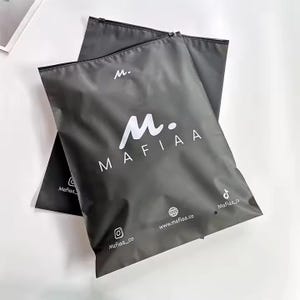 ロゴ入り黒ジッパーバッグ、Tシャツ用カスタマイズ衣類バッグ、ロゴプリント入りパーカーパッケージ、カスタムパッケージバッグ、ジッパーバッグ、封筒
