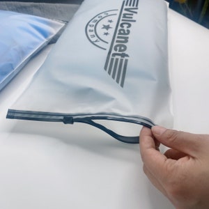 100 embalagens personalizadas logotipo impresso autovedante camisa roupas zíper zíper transparente plástico zíper fosco roupas sacos