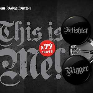 Könnte beinhalten: Drei schwarze und weiße 31 mm Abzeichen mit dem Text "This is Me!" in gotischer Schrift, "Fetishist" und "Rigger" in gotischer Schrift. Die Abzeichen haben eine silberne Nadelrückseite.