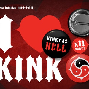 Könnte beinhalten: Eine Sammlung von 31-mm-Ansteckknöpfen mit rotem und schwarzem Thema. Ein Knopf zeigt "Kinky as Hell", ein anderer ein Yin-Yang-Design, und die anderen buchstabieren "I KINK". Der Hintergrund ist strukturiert rot.
