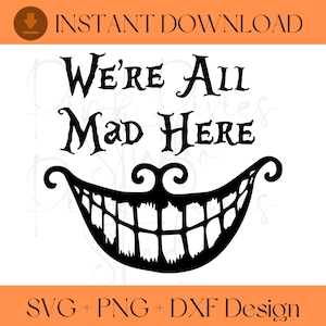 Pode incluir: Design gráfico preto e branco com um sorriso do Gato de Cheshire e o texto "We're All Mad Here".