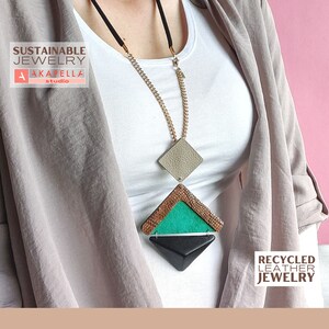 Puede incluir: Un collar geométrico hecho de cuero reciclado. El collar presenta un colgante de cuero negro, verde y marrón con una cadena dorada. El texto "RECYCLED LEATHER JEWELRY" es visible en la esquina inferior derecha de la imagen.