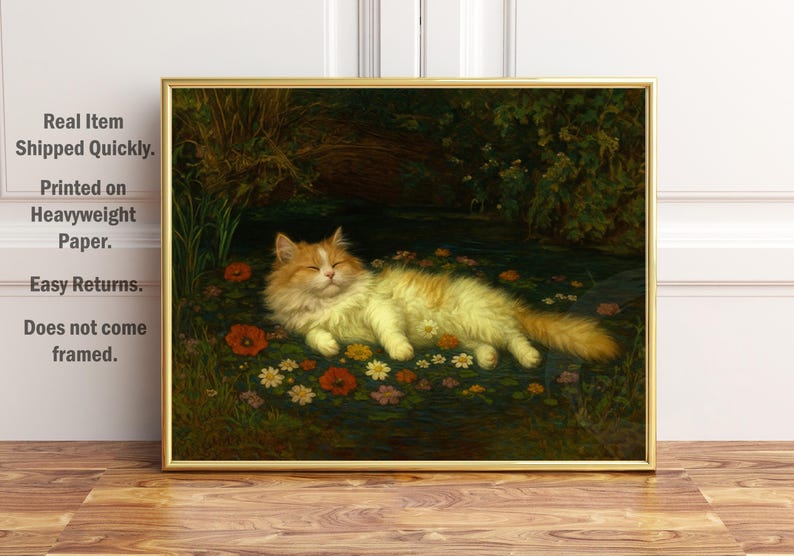 Puede incluir: Impresi&oacute;n enmarcada de un gato relajado en un campo de flores. El gato tiene pelaje naranja y blanco y est&aacute; rodeado de flores rojas, blancas y rosas. La obra de arte est&aacute; impresa en papel grueso.