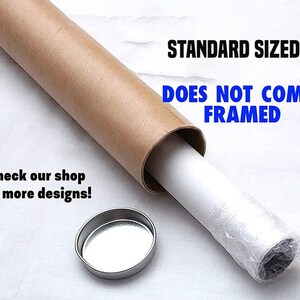 Pu&ograve; includere: Un poster arrotolato &egrave; all'interno di un tubo di cartone marrone con un tappo finale argentato. Il testo "STANDARD SIZED DOES NOT COME FRAMED" &egrave; stampato in blu su sfondo bianco. Il testo "Check our shop for more designs!" &egrave; stampato in nero su sfondo bianco.