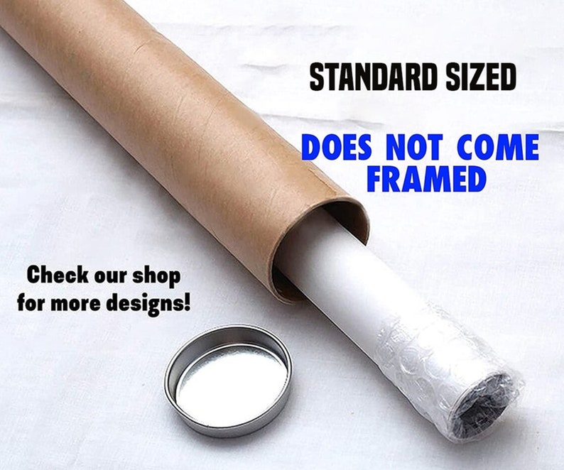 Pu&ograve; includere: Un poster arrotolato &egrave; all'interno di un tubo di cartone marrone con un tappo finale argentato. Il testo "STANDARD SIZED DOES NOT COME FRAMED" &egrave; stampato in blu su sfondo bianco. Il testo "Check our shop for more designs!" &egrave; stampato in nero su sfondo bianco.