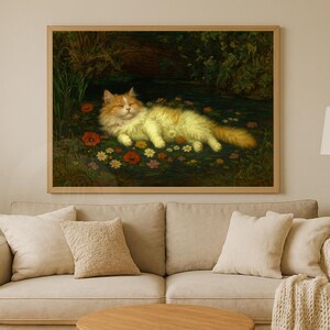 Puede incluir: Impresi&oacute;n enmarcada de una pintura que representa un gato naranja y blanco descansando entre flores coloridas. La obra de arte tiene una est&eacute;tica vintage, con un entorno natural al aire libre.