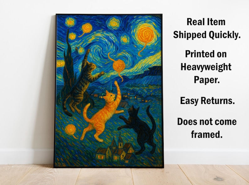 Op de afbeelding: Een ingelijste print van een grillig schilderij met drie katten die onder een sterrenhemel spelen. Het kunstwerk doet denken aan de stijl van Van Gogh, met wervelende blauwen, gelen en oranjes. De katten zijn afgebeeld in tinten oranje, bruin en zwart.