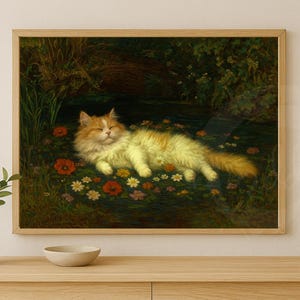 Puede incluir: Impresi&oacute;n enmarcada de una pintura que representa un gato naranja y blanco acostado entre flores. El gato est&aacute; en un jard&iacute;n con follaje verde y flores rojas y blancas. La obra de arte tiene una est&eacute;tica vintage.