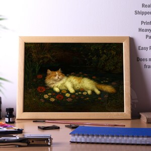 Puede incluir: Una impresi&oacute;n enmarcada de una pintura que representa un gato naranja y blanco acostado entre flores. La obra de arte est&aacute; en un marco de madera. El texto a la derecha dice: Real Item Shipped Quickly. Printed on Heavyweight Paper. Easy Returns. Does not come framed.