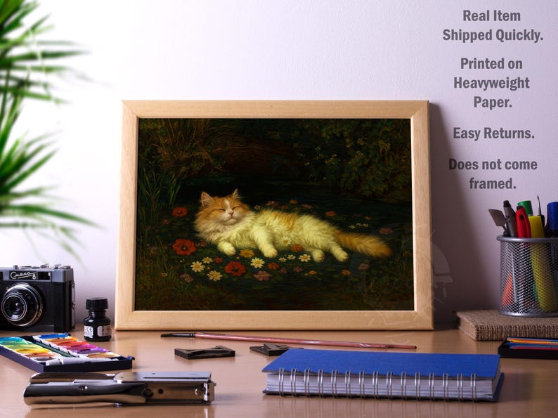 Puede incluir: Una impresi&oacute;n enmarcada de una pintura que representa un gato naranja y blanco acostado entre flores. La obra de arte est&aacute; en un marco de madera. El texto a la derecha dice: Real Item Shipped Quickly. Printed on Heavyweight Paper. Easy Returns. Does not come framed.