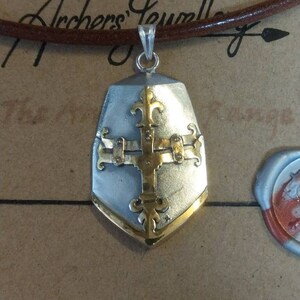 Crusader-hanger aan het roer: geoxideerde sterlingzilveren boogschietsieraden