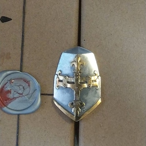 Geweldige helmpin-badge in massief zilver. Kruisvaardersroer, helmpin-insigne. Boogschieten sieraden, boogschieten sieraden