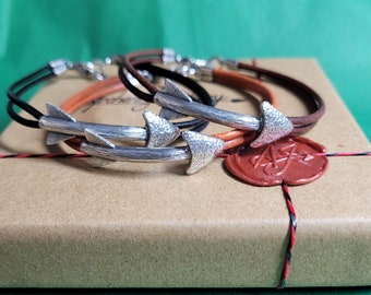 Arrow bracelet in silver and leather,  arrow bracelet,  arrow cuff, Archery Jewelry, Archery Jewellery