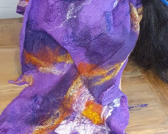 Artistieke merinowollen sjaal met oranje details.