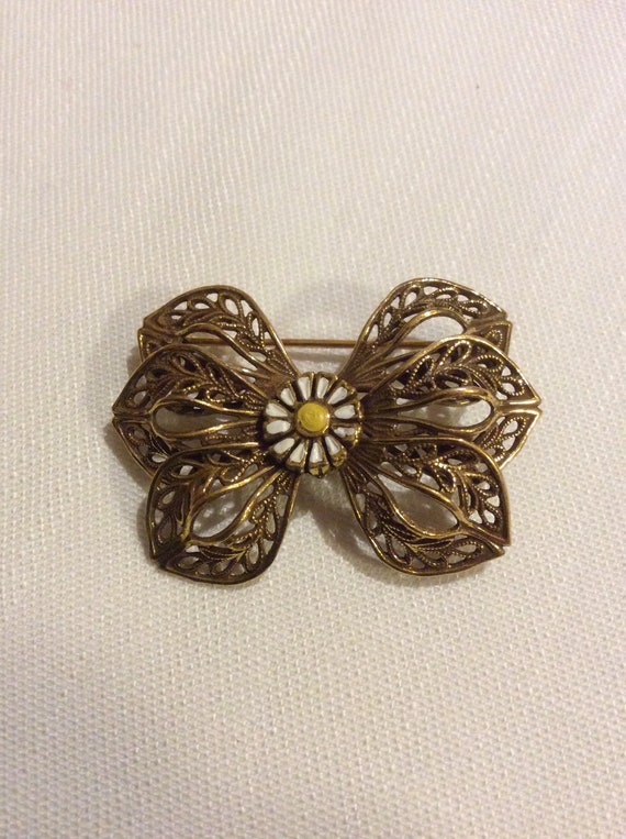 Pretty Daisy Brooch