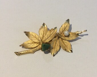 Pretty Gold Tone Leaf Brooch