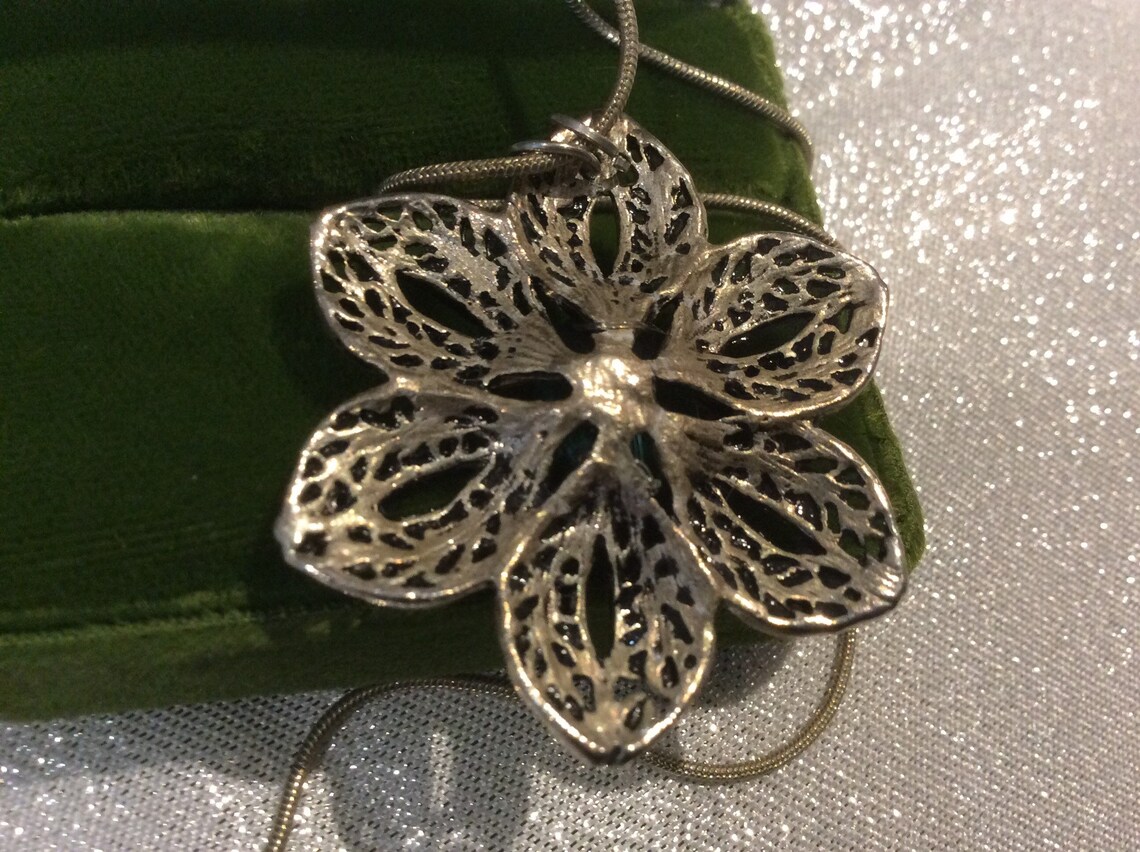 Collier Long Etienne Aigner - Perles Et Cristaux Sur Ton Argent - 42 Pouces - Neuf Sans Emballage