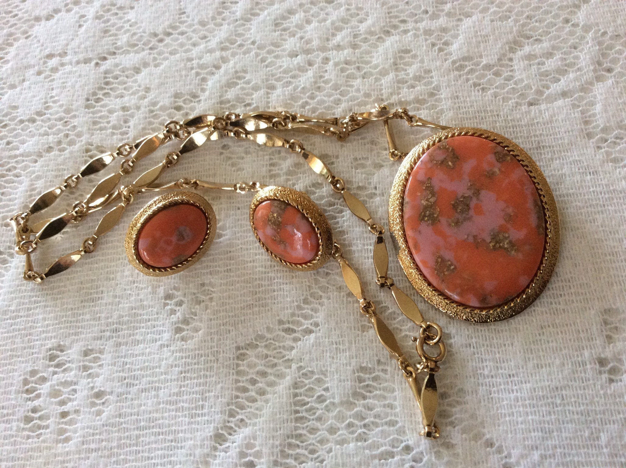Pendentif & Chaine Signé SARAH COVENTRY Cabochon Beige Or - Bijou Vintage