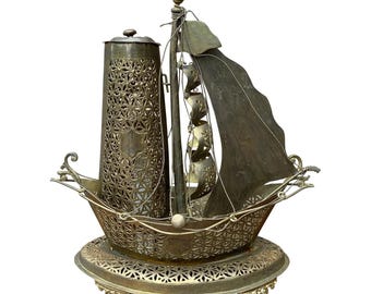 Lampada da notte vintage tedesca in ottone a forma di veliero, lampada da tavolo costiera di metà secolo, decorazione nautica tradizionale inglese, luce d'accento marittima