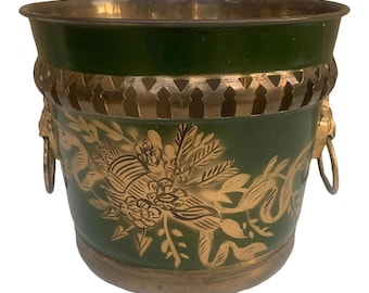 Französischer Neoklassizistischer Tole Grüner & Gold Übertopf Blumenvase Mit Löwenköpfen
