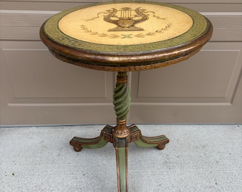 Antiker Regency Klapptop Beistelltisch, Grün und Gold bemalter Nussbaum Akzenttisch, Neoklassizistischer Beistelltisch mit Leiermotiv