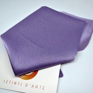 Pocket square for men made up of lavender color satin fabric