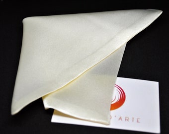 Mouchoir de poche fait main en tissu de  pure soie crème.