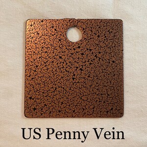 K&ouml;nnte beinhalten: Eine quadratische Probe von US Penny Vein Farbe. Die Farbe ist kupferfarben metallic mit einer strukturierten Oberfl&auml;che.
