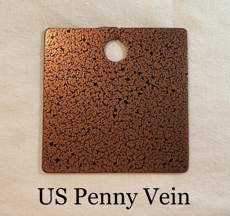 K&ouml;nnte beinhalten: Eine quadratische Probe von US Penny Vein Farbe. Die Farbe ist kupferfarben metallic mit einer strukturierten Oberfl&auml;che.