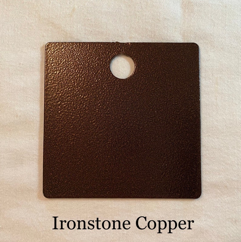 K&ouml;nnte beinhalten: Eine quadratische Probe von Ironstone Copper Farbe. Die Farbe hat eine strukturierte, metallische Oberfl&auml;che.