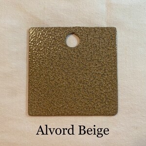 K&ouml;nnte beinhalten: Ein kleines, quadratisches Muster von Alvord Beige Farbe. Die Farbe hat eine strukturierte, gesprenkelte Oberfl&auml;che.