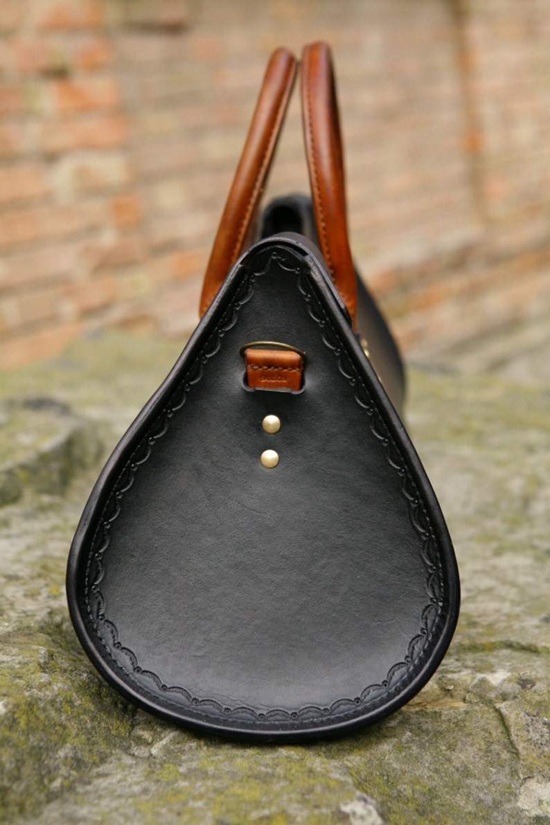 Sandori Leder Herrentasche Weekender Duffle Bag Modell Zeitlos Farbe Schwarz Griffe cognac-braun verstellbarer Schulterriemen Handarbeit Bild 3