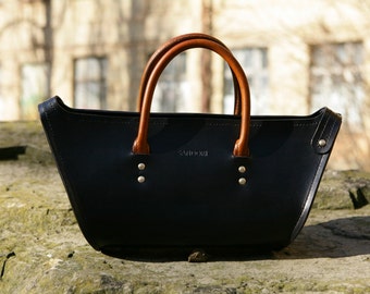 Sandori Leder Damentasche Handtasche Henkeltasche Modell ‚Zeitlos‘ Farbe Schwarz Griffe in der Farbe Cognac-Braun Handarbeit