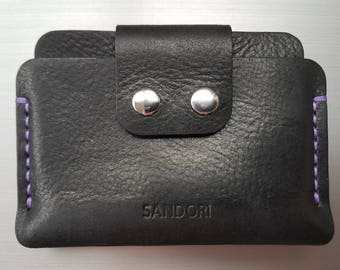 Sandori Mini Portemonnaie, Geldbörse, Brieftasche, echtes, genarbtes italienisches Leder, schwarz mit  Kontrastnaht in violett, Handarbeit