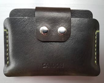 Sandori Mini Portemonnaie, Geldbörse, Brieftasche, echtes, glattes italienisches Leder, dunkelolive mit Kontrastnaht in olive, Handarbeit