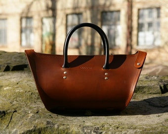 Sandori Leder Damentasche Handtasche Henkeltasche Modell ‚Zeitlos‘ Farbe Cognac-Braun Griffe in der Farbe Schwarz Handarbeit