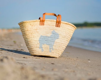 Sandori Ibiza Tasche Korbtasche Strandtasche Motiv 'Hund' silbergrau aus Palmblatt Handarbeit mit Echtledergriffen und Echtlederhenkeln