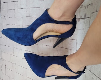 Designerskor från Karen Millen i blå mocka, 10 cm höga. Storlek: EUR 38, UK 5, USA 7