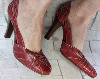 Zapatos vintage de tacón alto de piel roja con punta redonda y detalles de costura. Talla 8B de EE. UU., 39 de Europa, 6 del Reino Unido, 37 de Brasil.