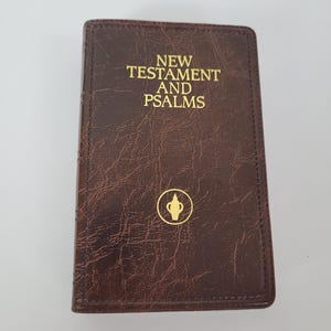 1988 New Testament and Psalms brown leatherette pocket Bible Book.