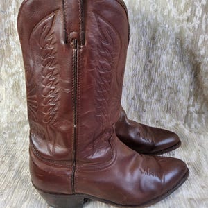 Botas de cowboy Durango Western vintage clássicas de couro marrom feitas à mão. Tamanho 7,5 do Reino Unido. Botas unissex de cano médio com bico fino.