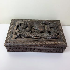 Caixa grande de madeira antiga em forma de dragão chinês esculpida à mão com detalhes em relevo. Armazenamento para joias, bugigangas, etc.