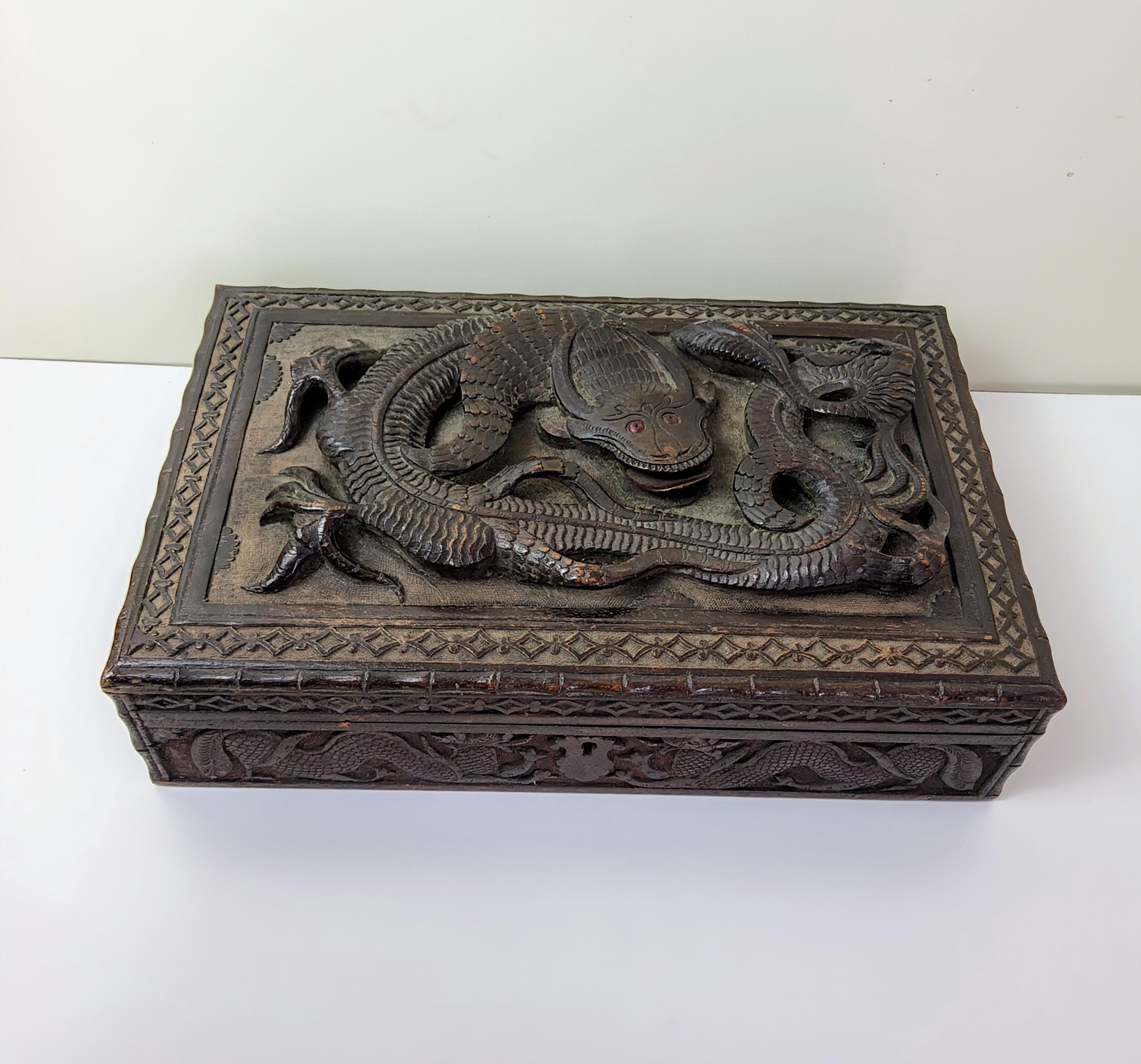 アンティークな手彫りの中国龍の大型木箱。細部までこだわった彫刻が施