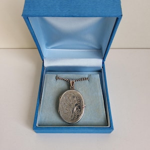 Vintage 925 solid silver oval photo locket pendant on 925 solid silver 20 inch chain.