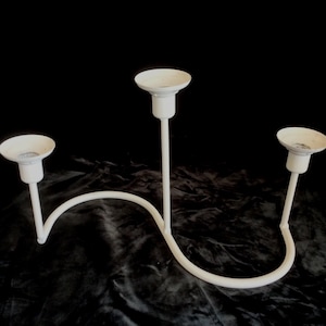 Art-Deco-S-Form-Dreifach-Kerzenständer, Metallkandelaber-Mittelstücke, Vintage-Kerzenhalter aus der Zeit um 1900. Creme Kerzenständer.