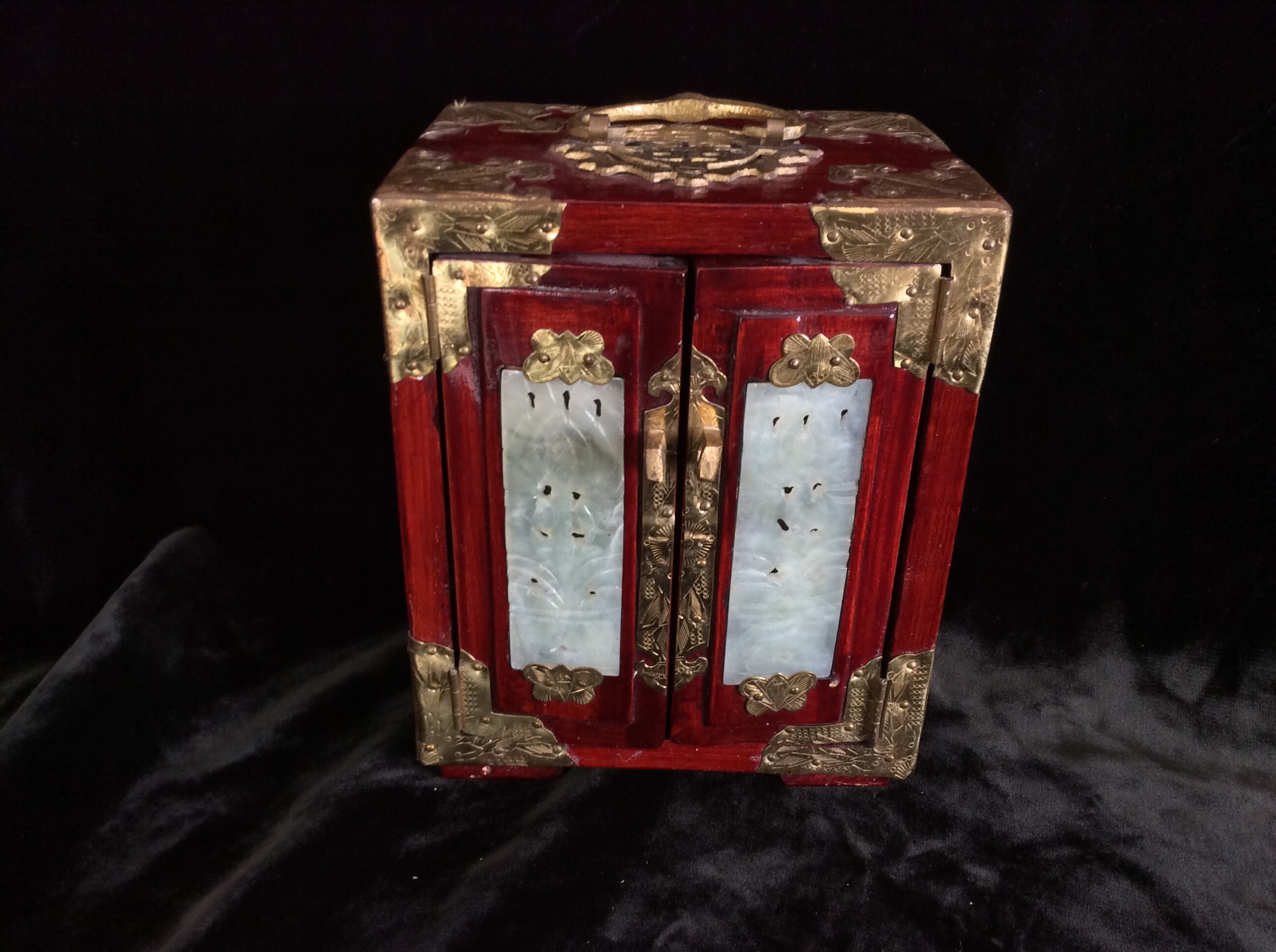 COMPACT SIZE WITH BRASS INLAID VINTAGE CHINESE WOODEN JEWELLERY BOX Restorat 